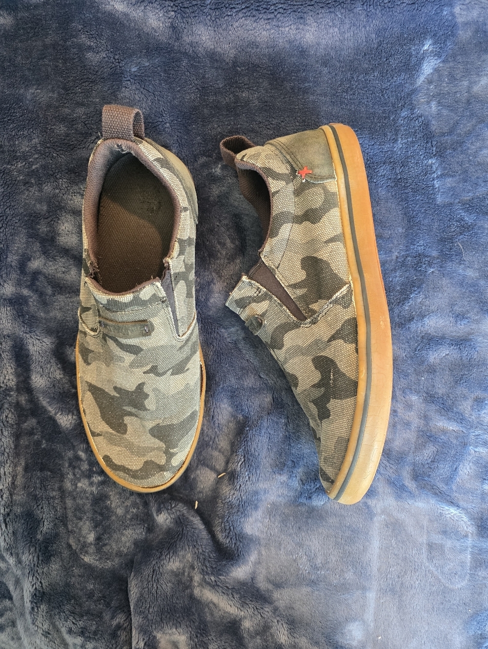 Camo Slip-On Canvas Sneakers in Olive Green and Brown XTRATUF Sharkbyte Men's 9.